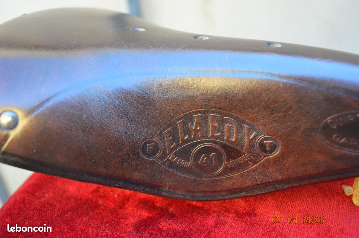 TRES VIEILLE SELLE POUR VELO DAME ELAEDY