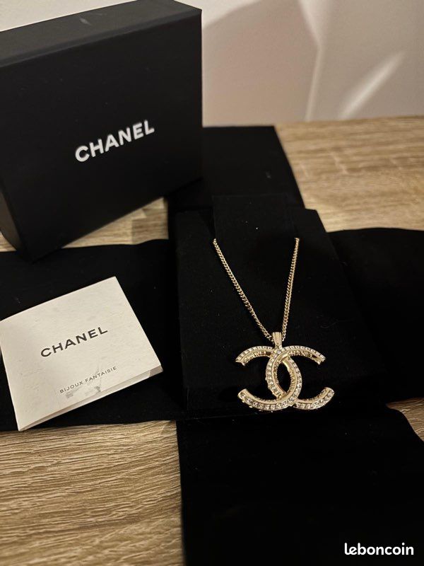 Collier pendentif CC doré avec strass Chanel Montres Bijoux