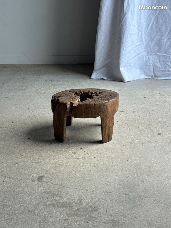 Petit tabouret circulaire quadripode bas en teck ancien organique ajouré H20 D24 (image 4)