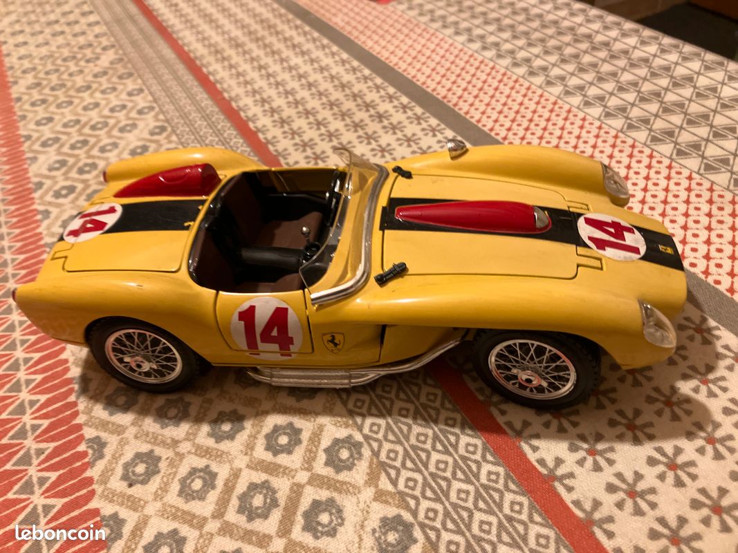 Modèle réduit Burago Ferrari 250 Testa Rossa 1/18 - Collection