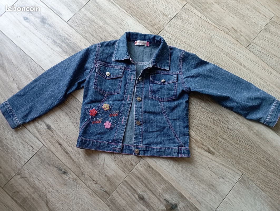 Lot robes et veste en jean fille 8 ans Sainte Luce sur Loire proche centre de gros (image 3)