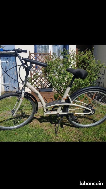 Promo Vélo Ville Pliant Moma Bikes First Class 2 Blanc chez Feu Vert