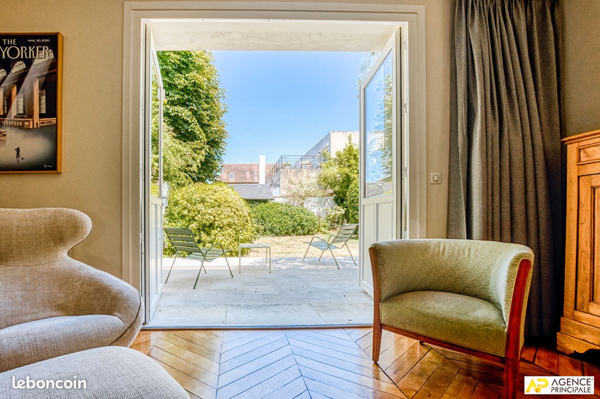 Maison 7 pièces 182 m² · à Versailles · 182 m² · 5 900 €/mois