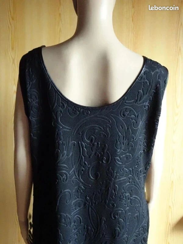 ROBE NOIRE avec MOTIFS RELIEF T. XL (image 5)
