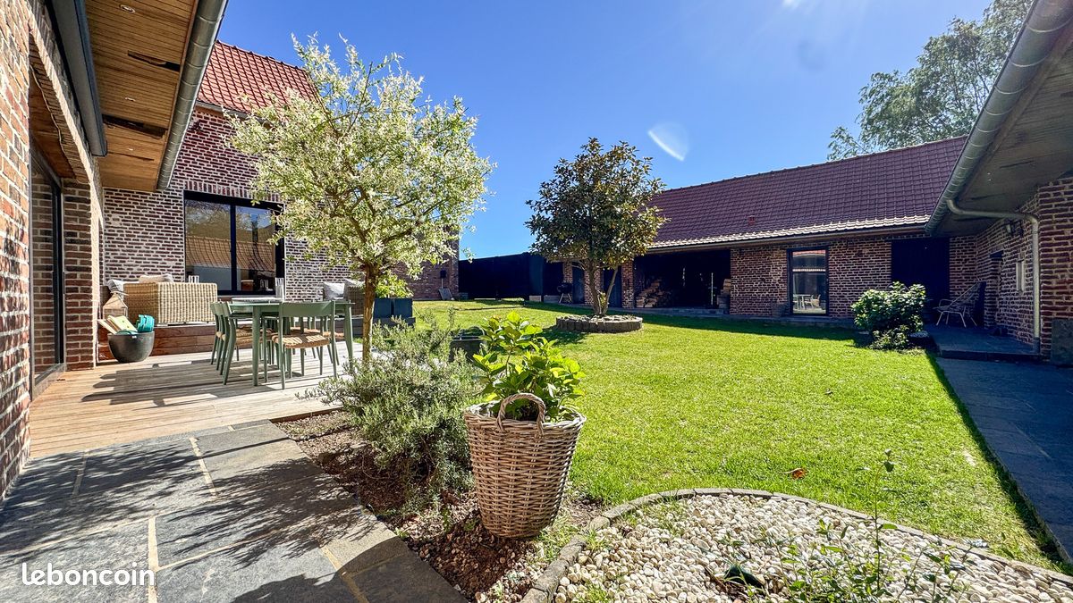 Maison 7 pièces 246 m² · à Coutiches · 246 m² · 680 000 €
