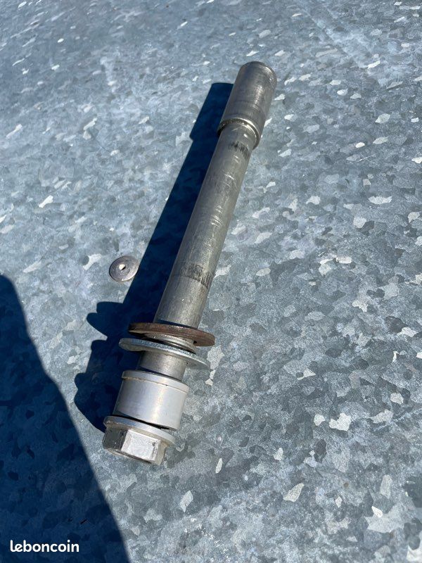ROUE ARRIERE COMPLETE POUR HONDA 125 CBR JC 34