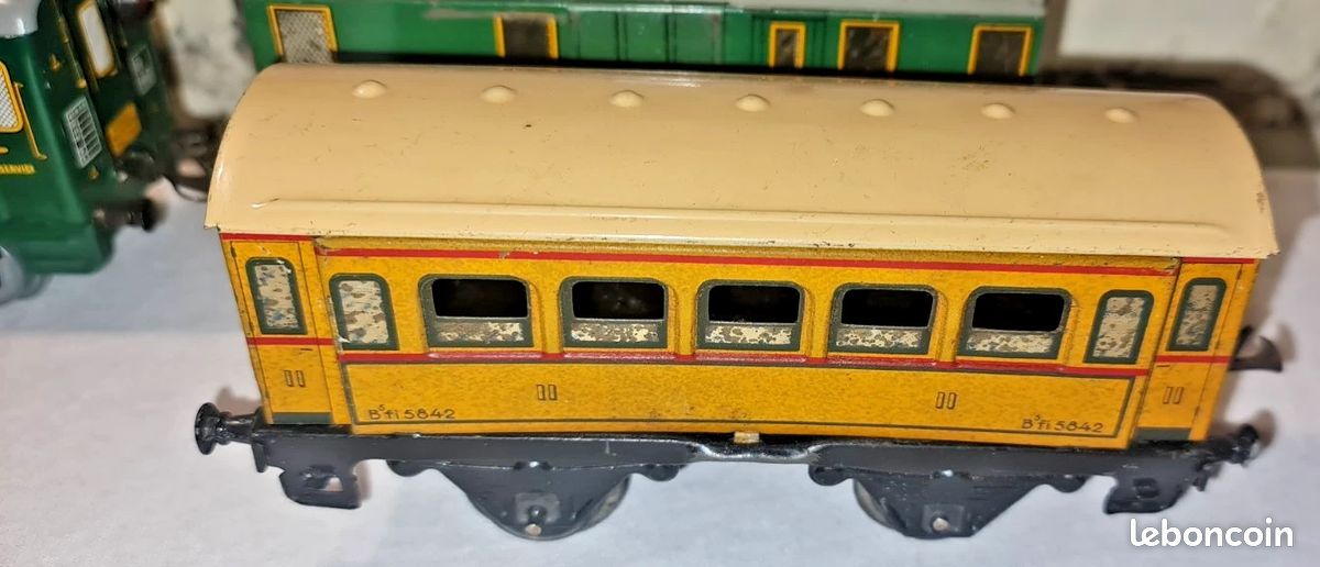 Le lot de cinq broches d'assemblages de rails miniatures Hornby à l'échelle zéro