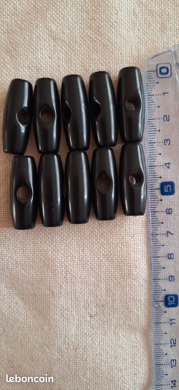 10 boutons olives noirs 30 mm en résine (image 1)