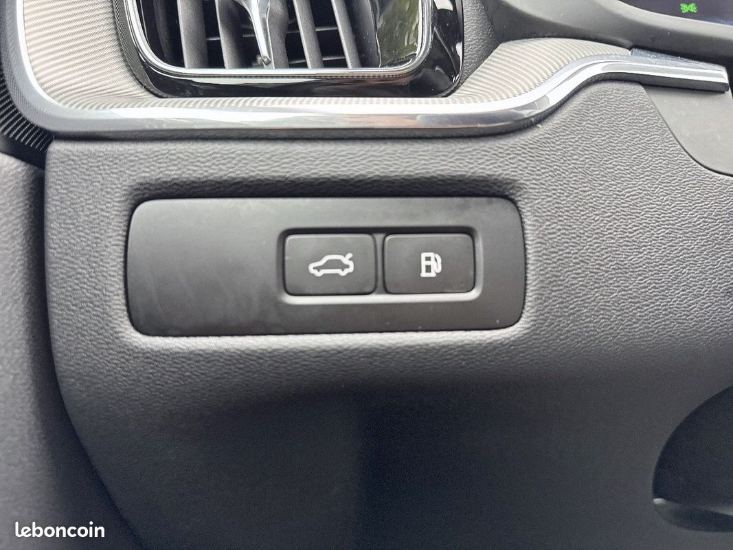 VOLVO XC60 T6 AWD Hybride rechargeable 253 ch+145 ch Geartronic 8 Plus Style Dark (image 18)