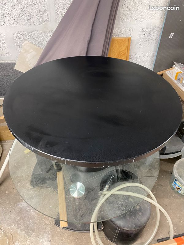 Table basse en bois noire avec 4 poufs rose (image 1)