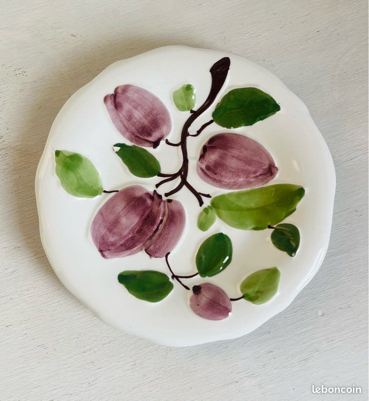 Assiette vintage en barbotine, au joli décor à relief de fruits, rare et tendance (image 8)