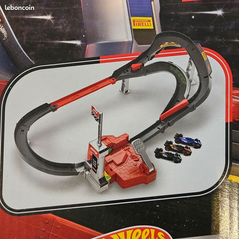 Hot Wheels Racing Coffret Départ F1 Circuit et 2 Voitures | Comprend 2 véhicules F1 moulés sous licence officielle à l'échelle 1:64 et piste Speed Snap, course côte à côte, JKM88