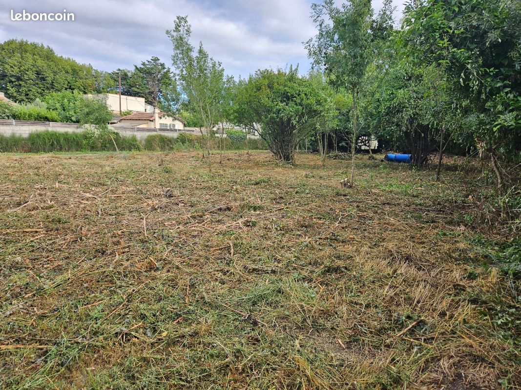 Terrain à bâtir de 400 m² à LES ANGLES (30) · 115 000 €