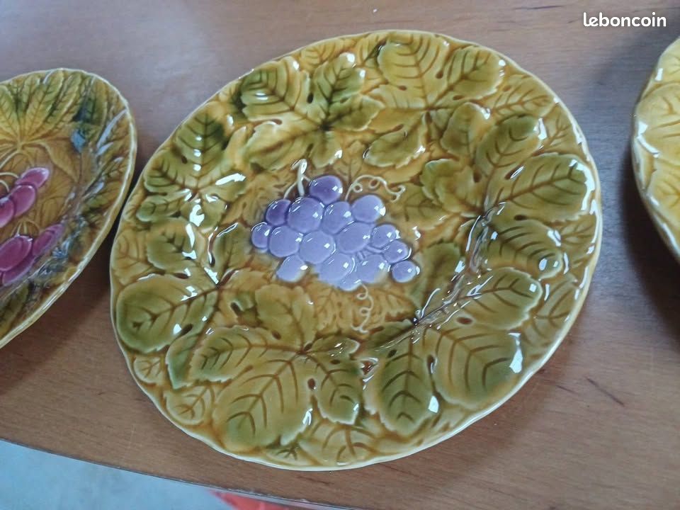 4 ANCIENNES ASSIETTES en barbotine de sarreguemines a decor de fruits 4 ANCIENNES ASSIETTES en barbotine de sarreguemines a decor de fruits