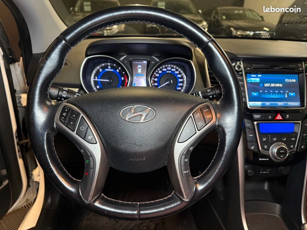 HYUNDAI i30 1.6 CRDi 128 Pack Premium TOIT OUVRANT / SIEGES CHAUFFANTS (image 16)
