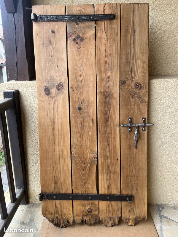Ancienne poignée de porte en forme d'anneau de rouille sur une porte en bois Photo Stock - Alamy