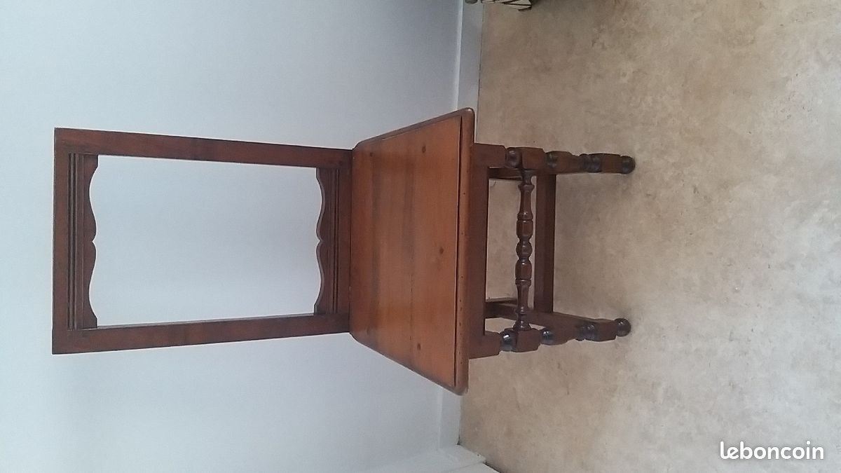 Une chaise en bois (image 1)