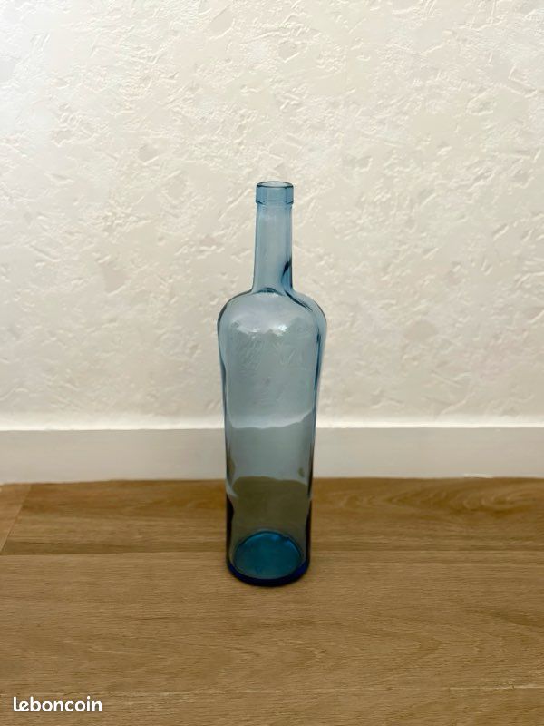 Bouteille vase déco verre bleu décor Maisons du monde tendance 2026 (image 1)