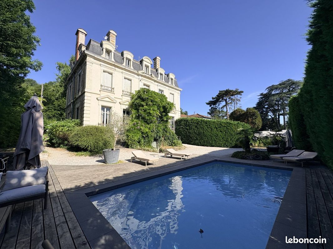 Maison 8 pièces 300 m² · à Collonges-au-Mont-d'Or · 300 m² · 3 900 €