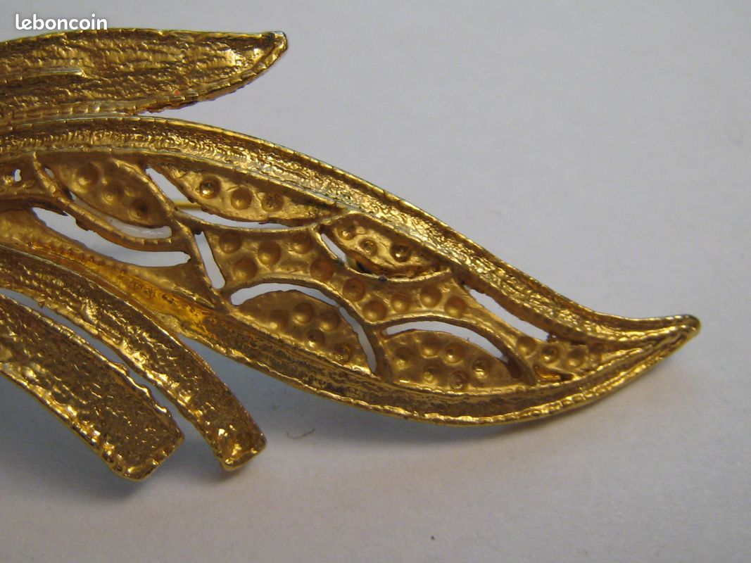 Broche Vintage En Métal Doré - Bijou Rétro Pour Styliser Vos Outfits