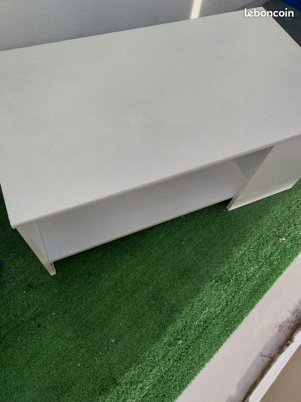 Une table (image 1)