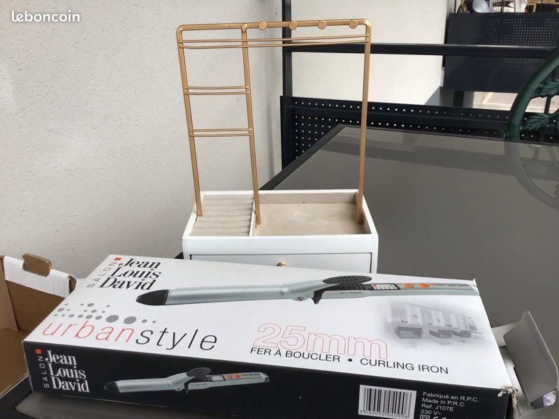 Trois accessoires deux pour les cheveux presque neuf et une boîte à bijoux maison du monde (image 6)