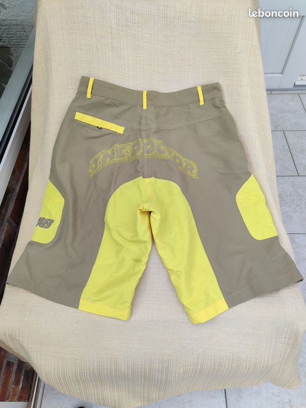 Short valentino rossi Vêtements
