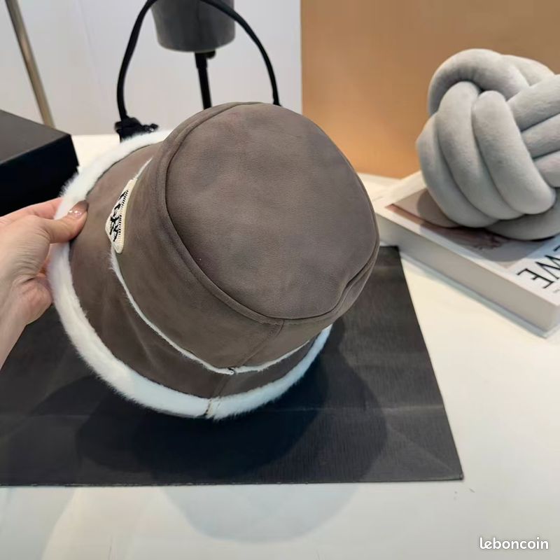 Chapeau marron tout neuf, bordé de fourrure blanche (image 4)