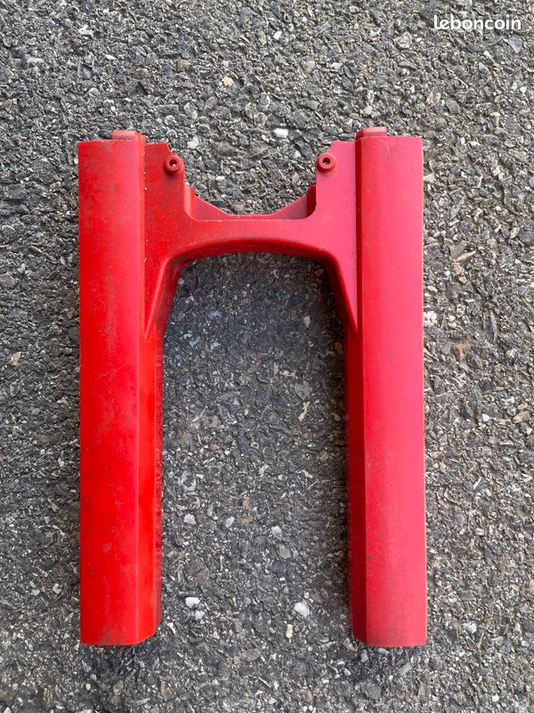 Carter bas de fourche Peugeot 103 104 (image 1)
