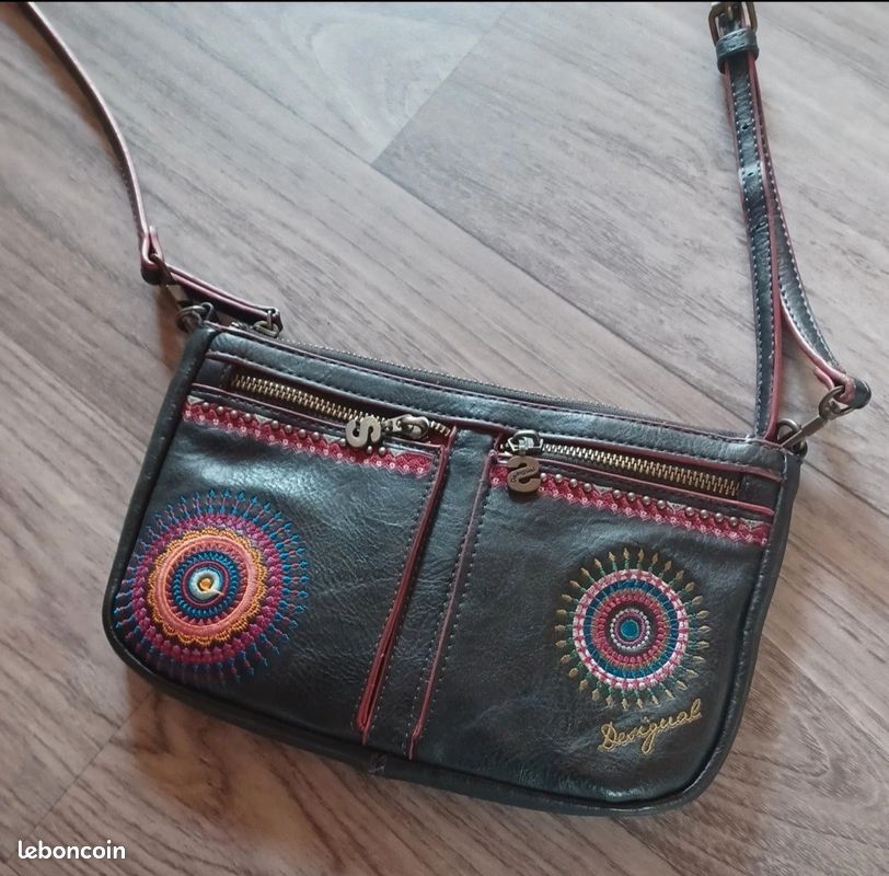 Petit Sac Neuf en similicuir brodé de Marque DESIGUAL