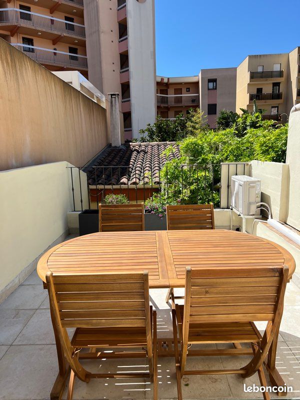 Appartement terrasse plein centre Lavandou (image 1)