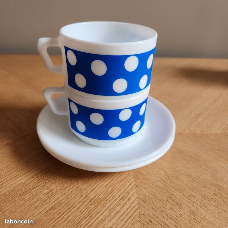 Ensemble de tasses à expresso ARCOPAL vintage - Verres en opale françaises des années 1960 avec des motifs de voitures - France