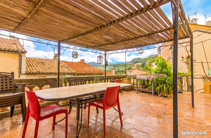 Studio 8 pièces 228 m²
