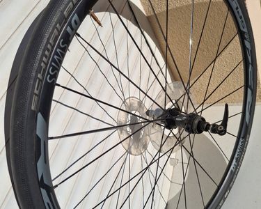 Vélo de route Kuota Carbone im Kanton Neuenburg