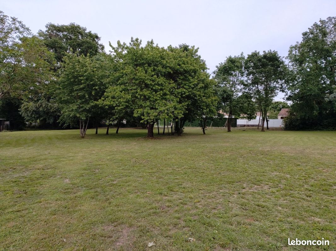 Terrain 823m2, au calme · à Saint-Hippolyte · 56 500 €