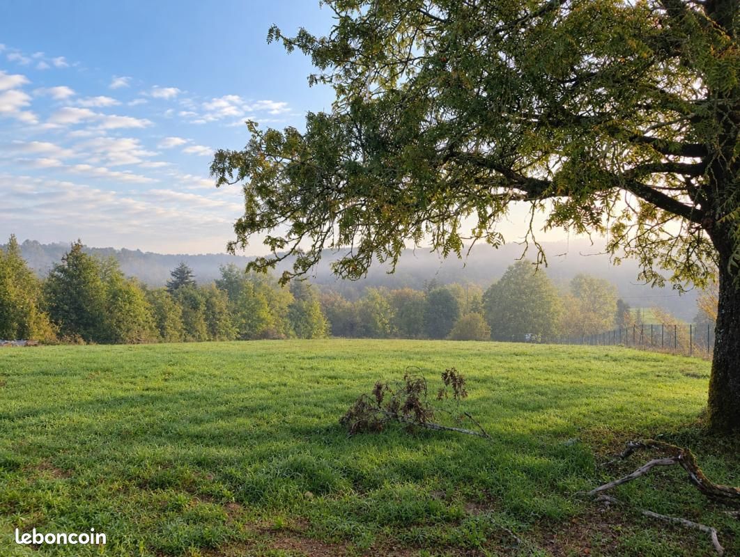 Terrain 2 000 m² Thonac · 50 000 €