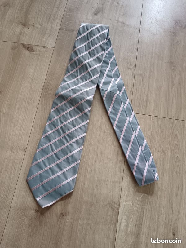Cravate Hugo Boss 100% Soie Pour Homme - Occasion, Attachée