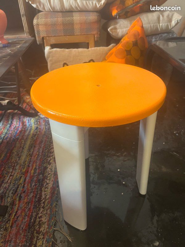 Table basse dans le style année 70 (image 1)