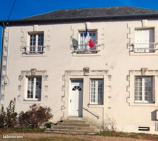 Maison a louer
Comprenant salon salle à manger cuisine ouverte, deux chambres, wc , SDB.
Logement au 1er étage ( mais de deux logements) 
Garage. 
Jardin 
Bourg de village 
450euros / sans charge