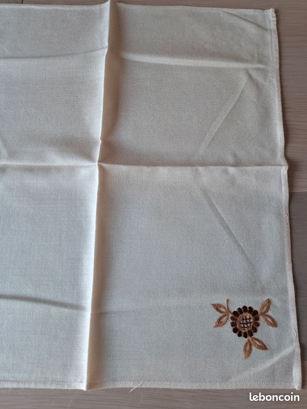 Serviettes table (image 1)