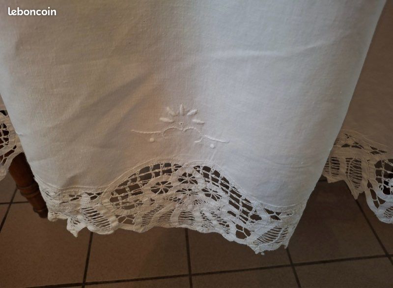 Petite Nappe Ronde En Dentelle Vintage Crochetée En Coton