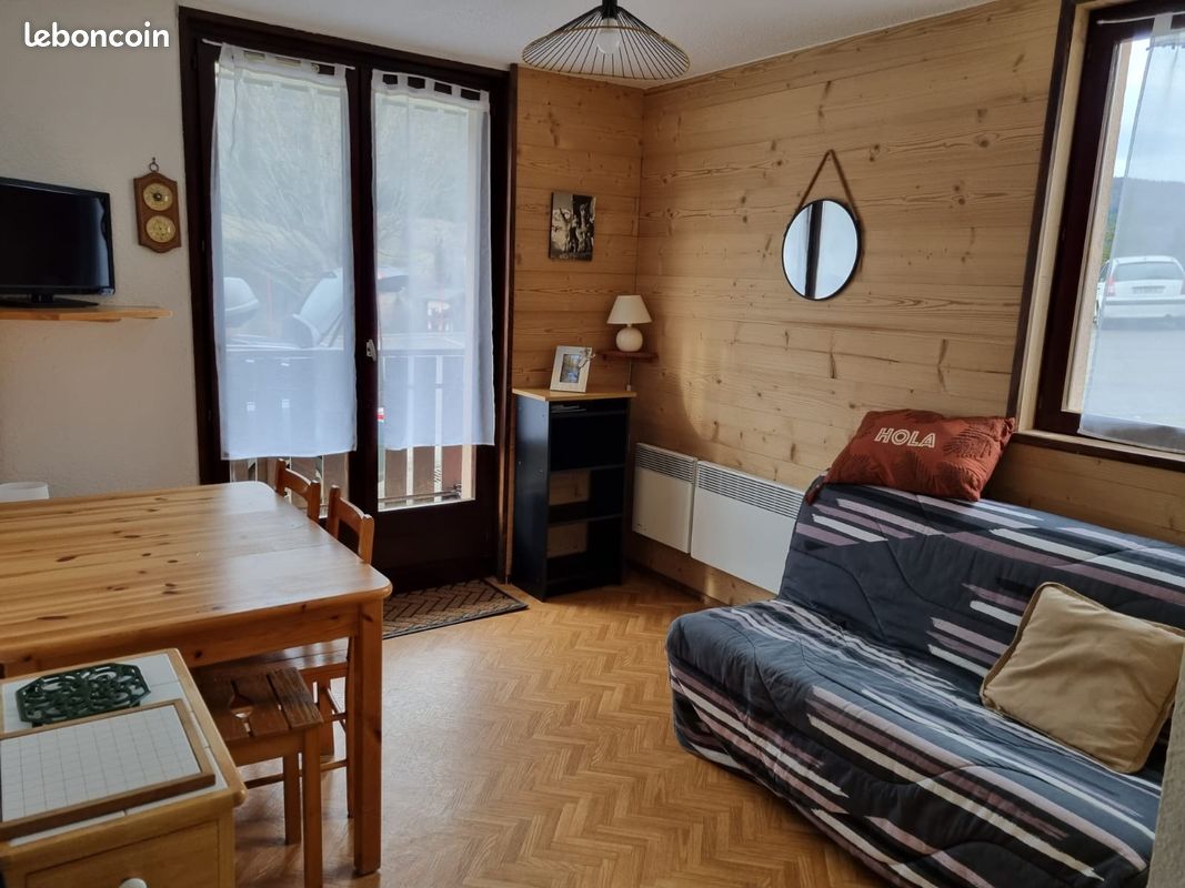 Appartement cosy 4/5 personnes à Lélex, station Mont-Jura au pied des pistes (image 1)