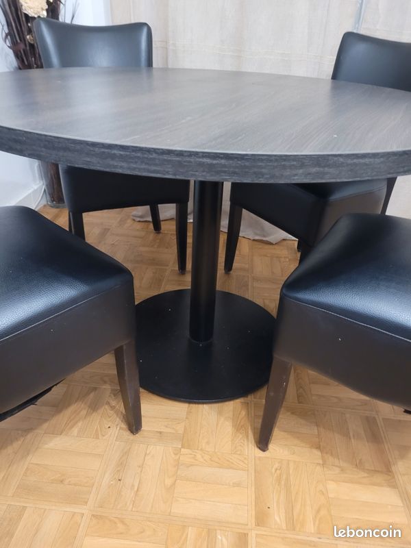 Table avec chaises (image 3)