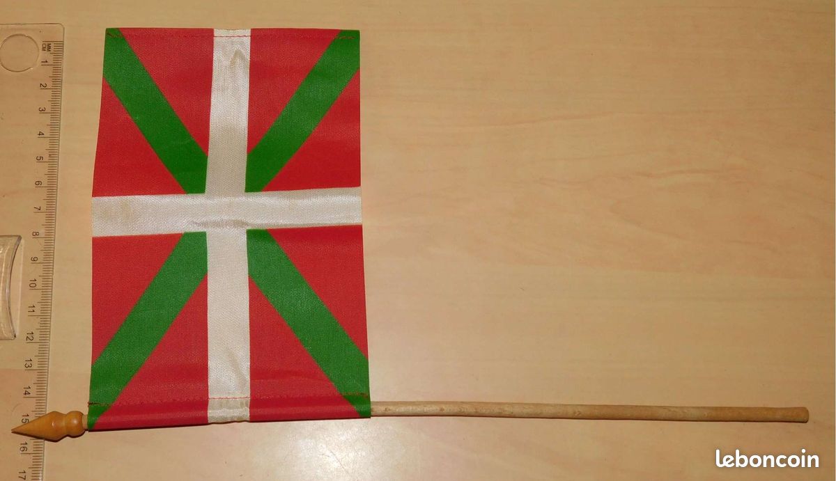 Petit drapeau pays basque en tissu (image 2)