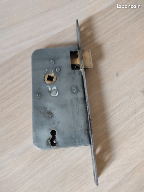Vieille serrure de porte (image 1)
