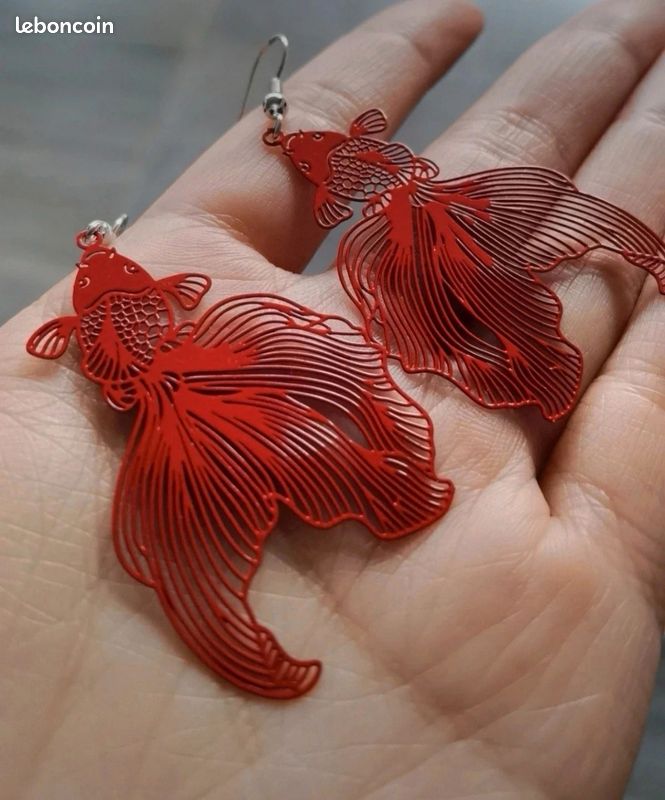 Boucles D'oreilles Pendantes En Forme De Poissons – Matière Bois Et Alliage – Multicolore – Neuf Avec étiquettes