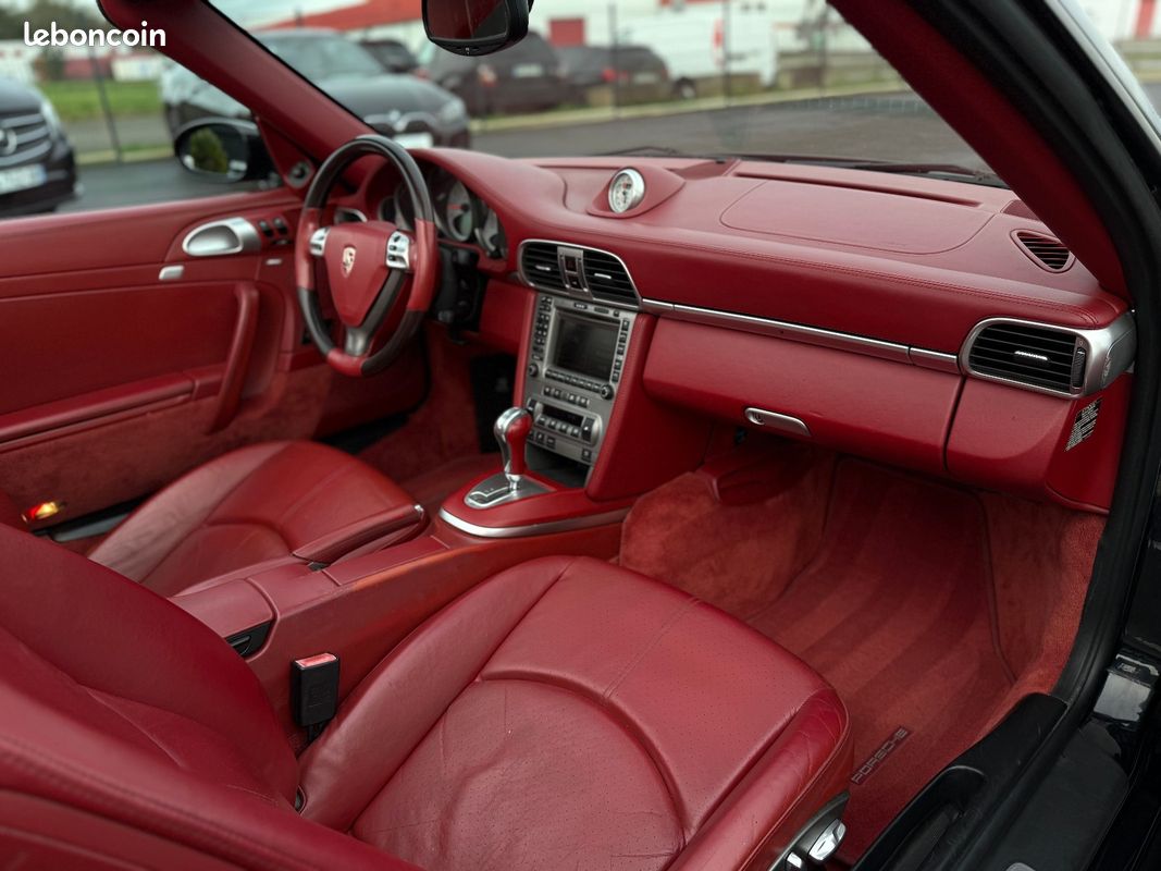 PORSCHE 911 (997) CABRIOLET 3.6 480 TURBO TIPTRONIC S / Sièges élec mémoire en cuir rouge Cartier / capote électrique / système audio BOSE / GPS / Aide au stationnement / etc... (image 7)