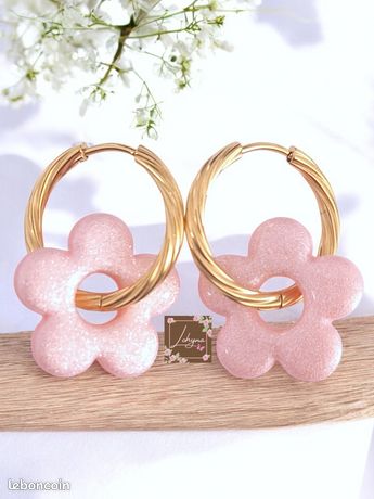 Boucles D'Oreilles Créoles Fantaisie - Forme Ovale Avec Fleur Rose Suspendue - Acier Doré - Neuf Sous Écrin