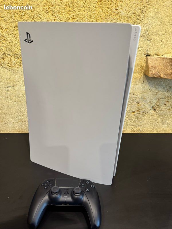 PlayStation 5 Standard Édition Blu-Ray - Console Neuve En Blanc Avec 825 Go - Manette & Accessoires Inclus