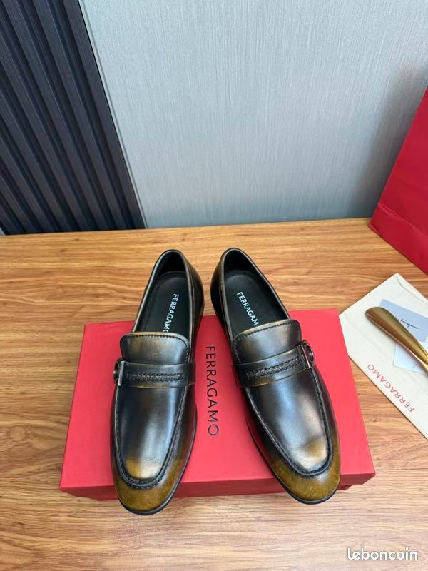 Mocassins Ferragamo, taille 42 (image 1)
